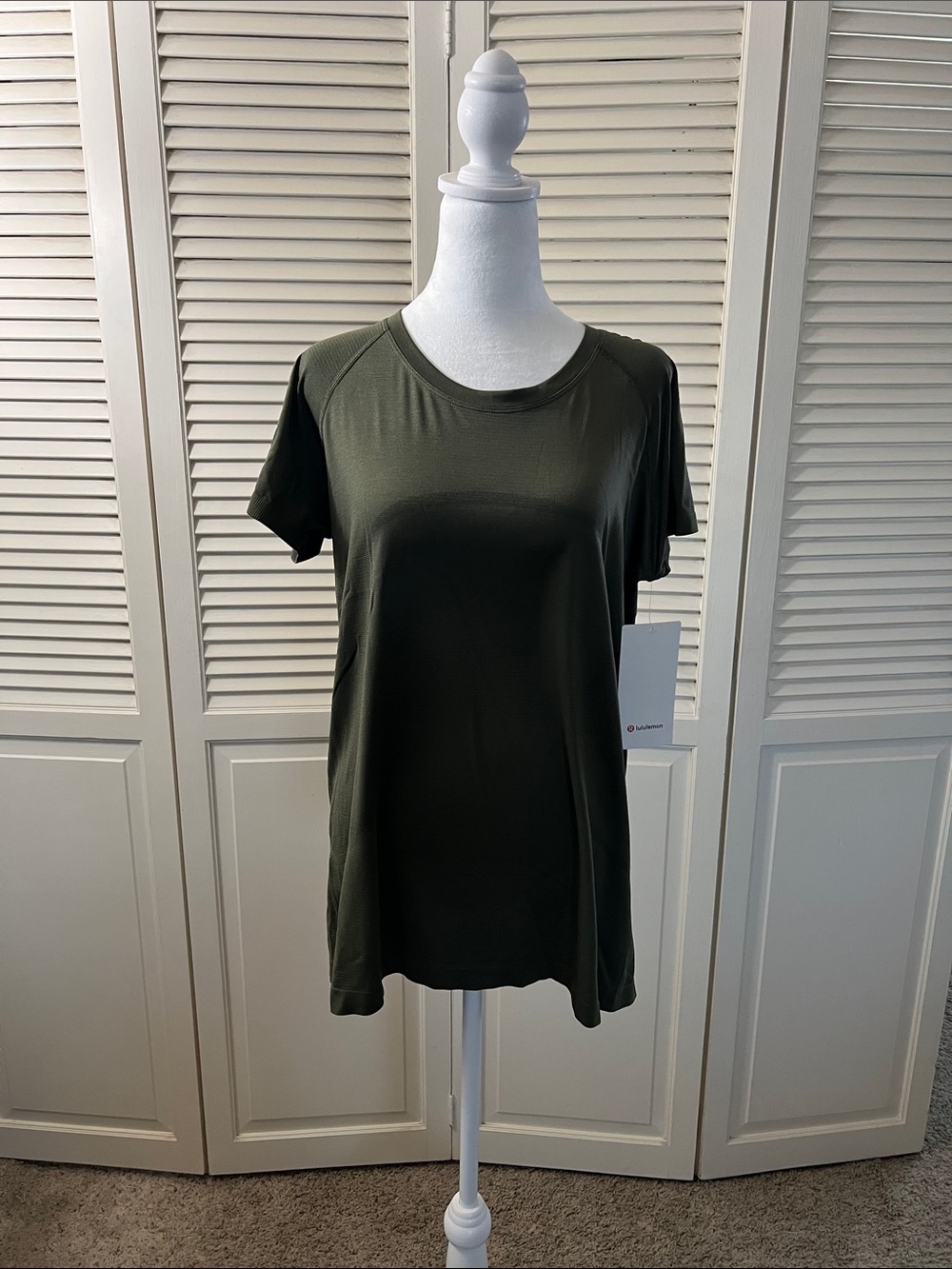 New Lululemon Women’s Short Sleeve Swiftly Crewneck Top in Olive Green.